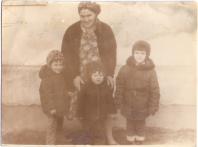 Тубаева Люда со своими сыночками.jpg